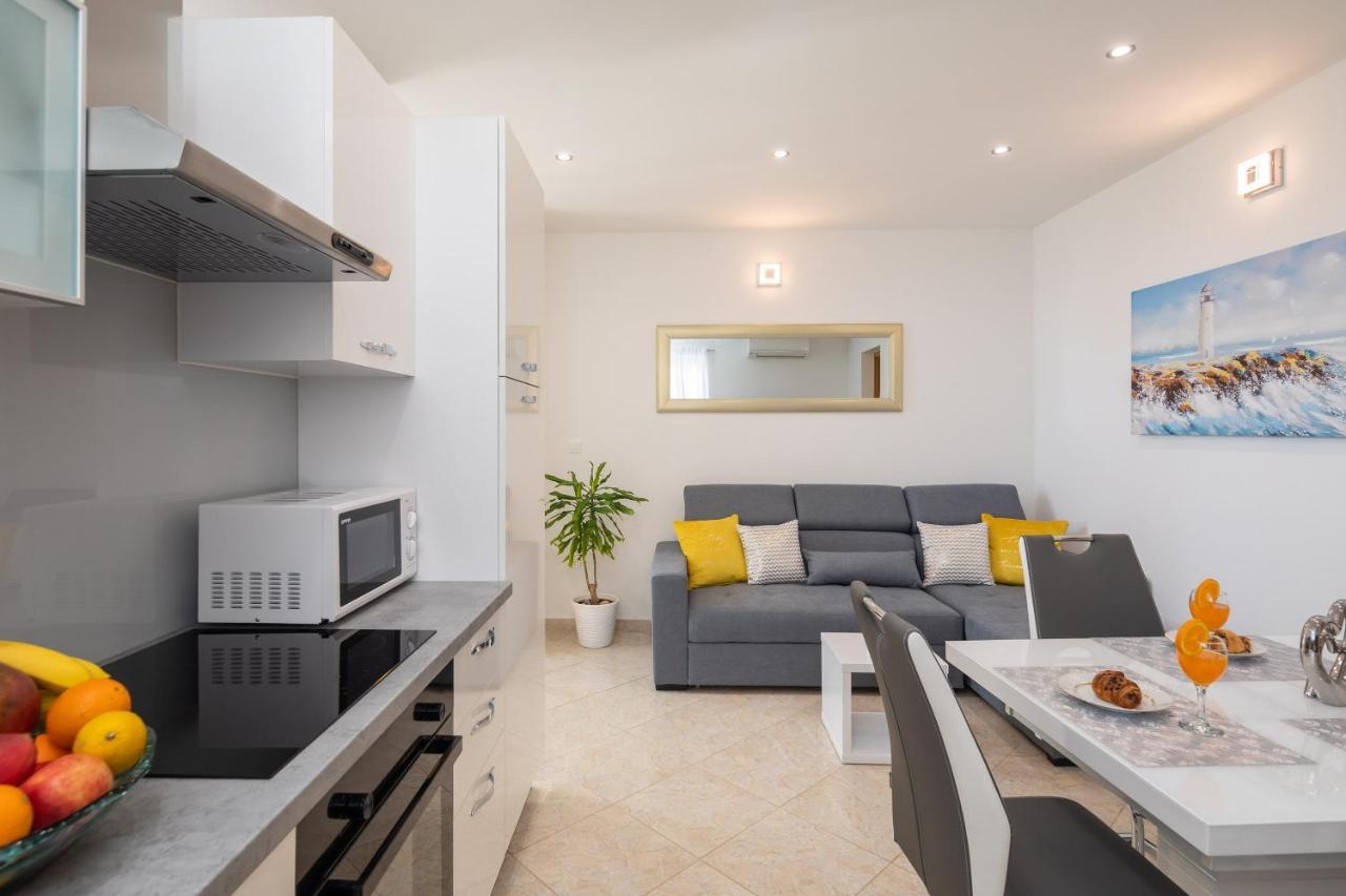 Fba Family Beach Apartments Омиш Экстерьер фото
