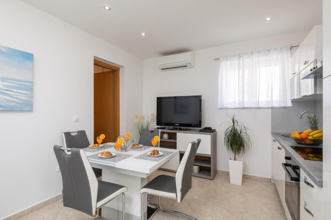 Fba Family Beach Apartments Омиш Экстерьер фото