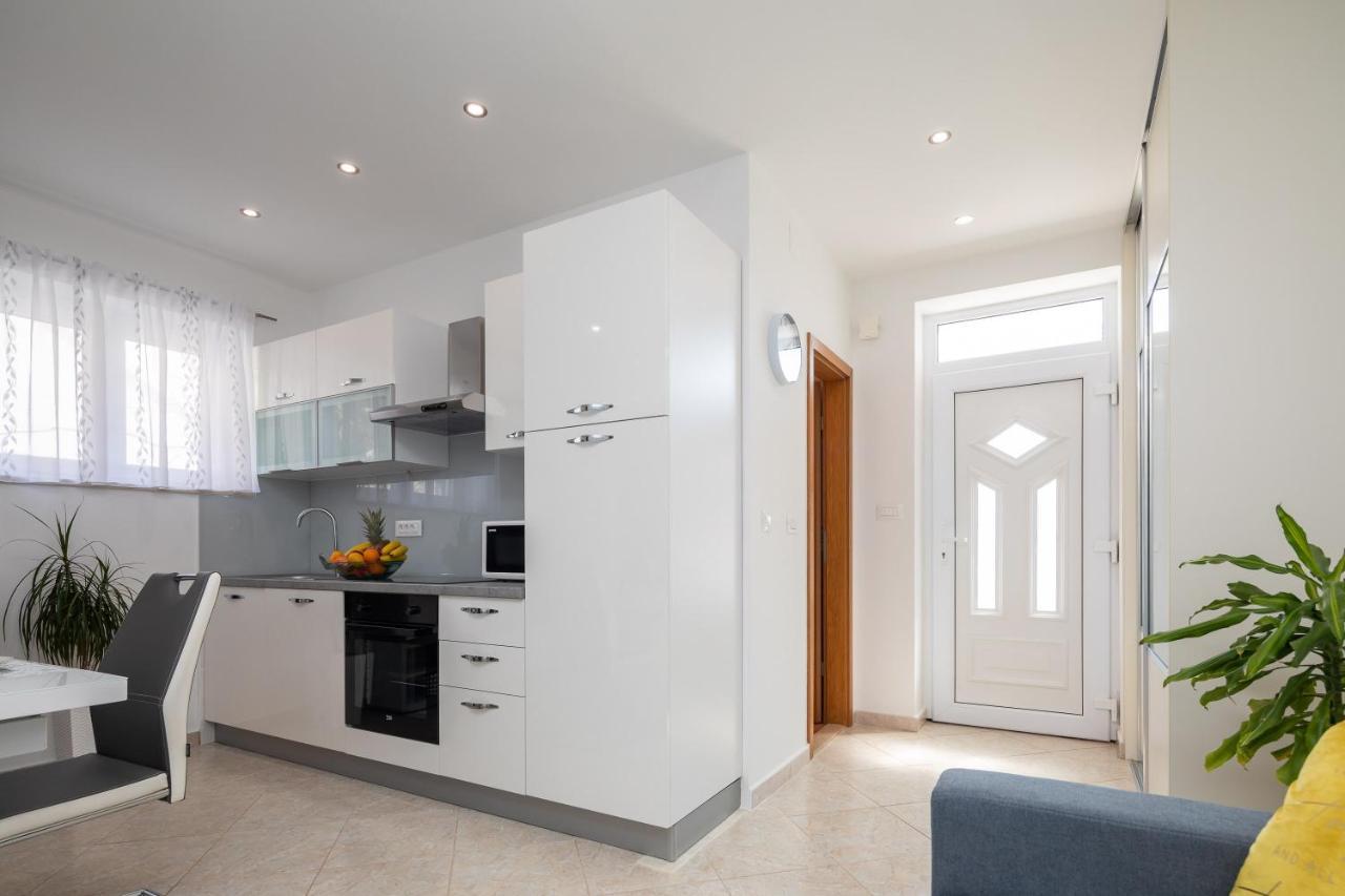 Fba Family Beach Apartments Омиш Экстерьер фото