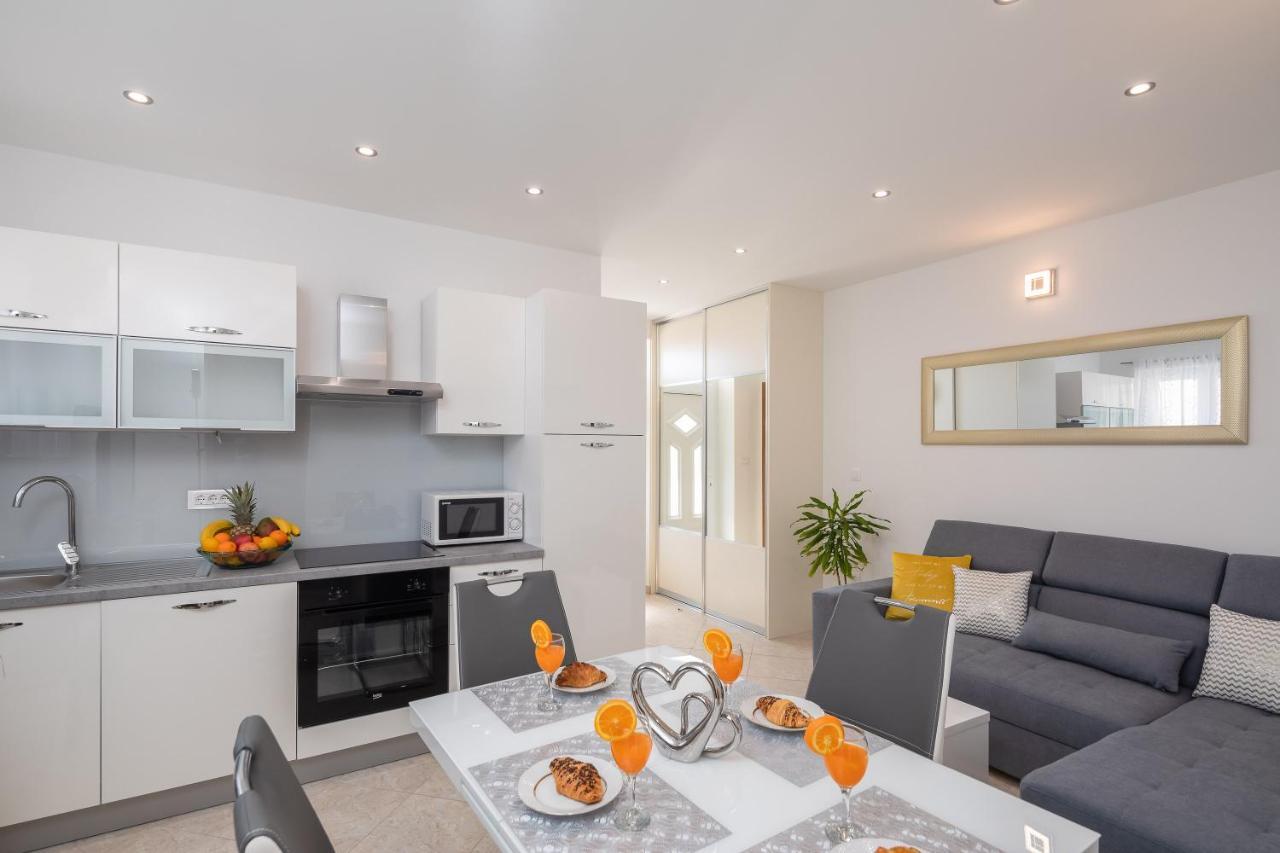 Fba Family Beach Apartments Омиш Экстерьер фото